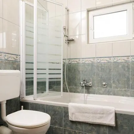 Nikol - Comfort Two Bedroom With Sea View 3 Daire Trpanj